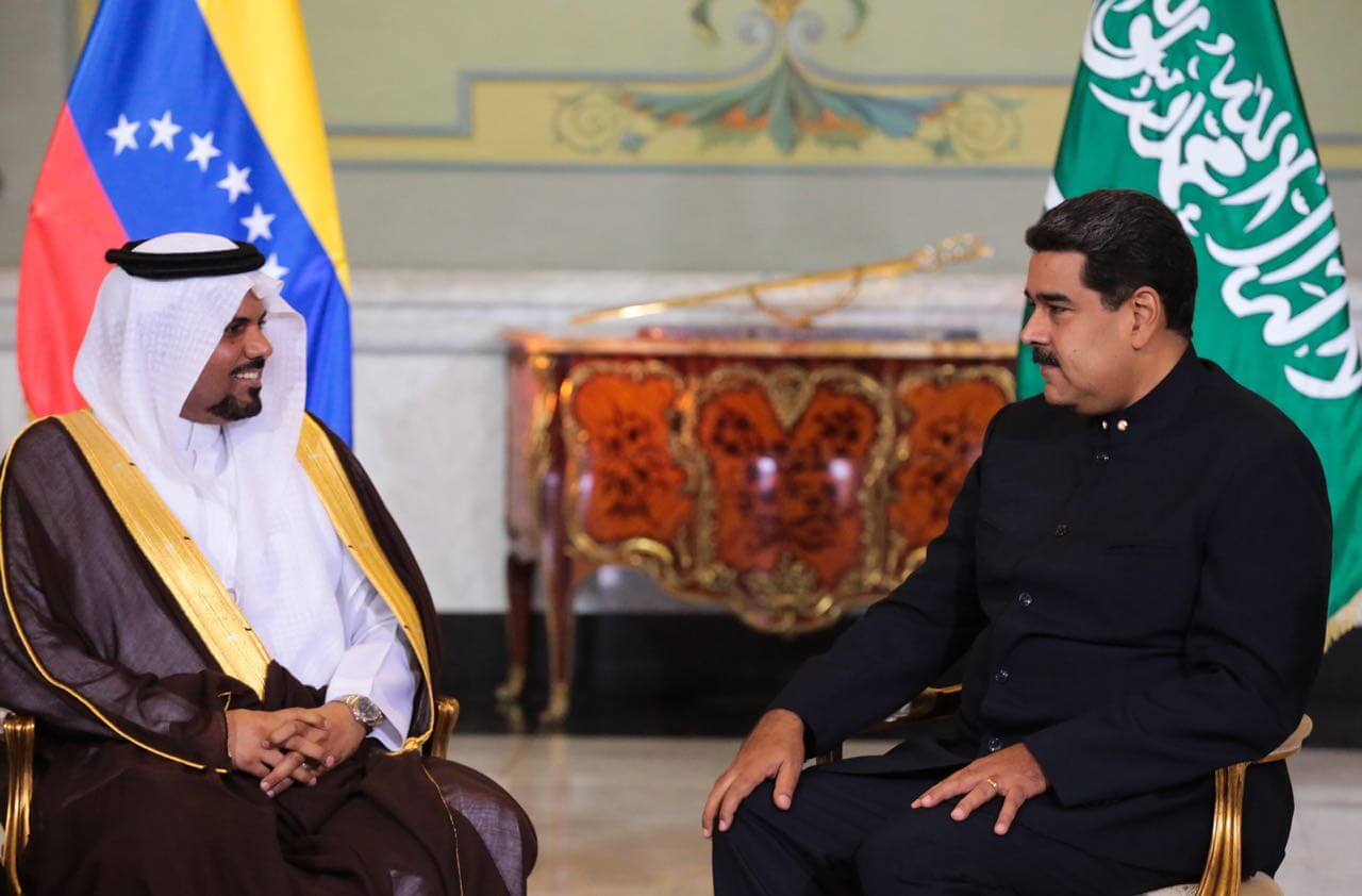 The ambassador hands over his credentials to the President of the Bolivarian Republic of Venezuela.